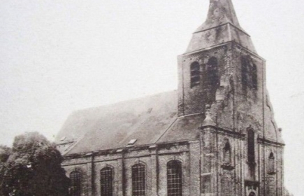 Avant août 1923, le monument aux morts n’a pas encore été érigé sur la place devenue entretemps, « des combattants »